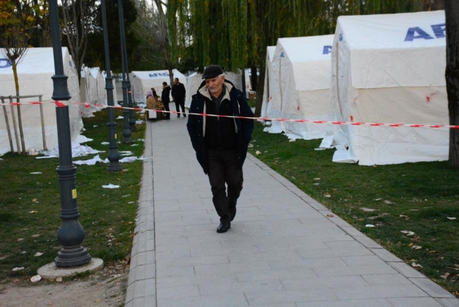 Depremin ardından vatandaşlar gözlerini ilk kez çadırda açtı