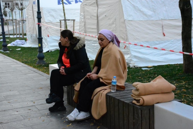 Depremin ardından vatandaşlar gözlerini ilk kez çadırda açtı