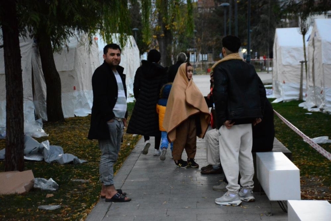 Depremin ardından vatandaşlar gözlerini ilk kez çadırda açtı