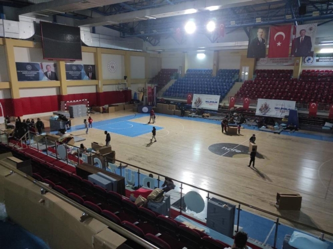 Depremzedeler spor salonlarında kalıyor