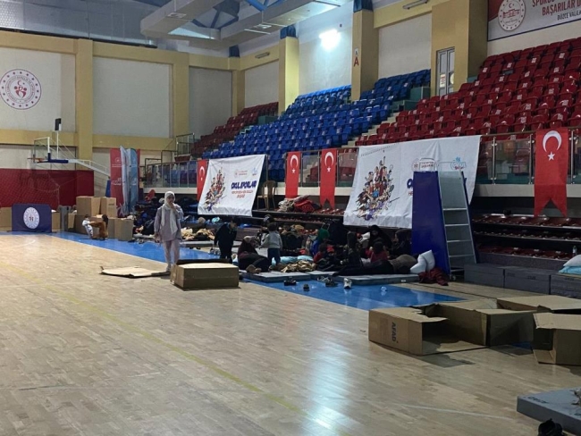Depremzedeler spor salonlarında kalıyor