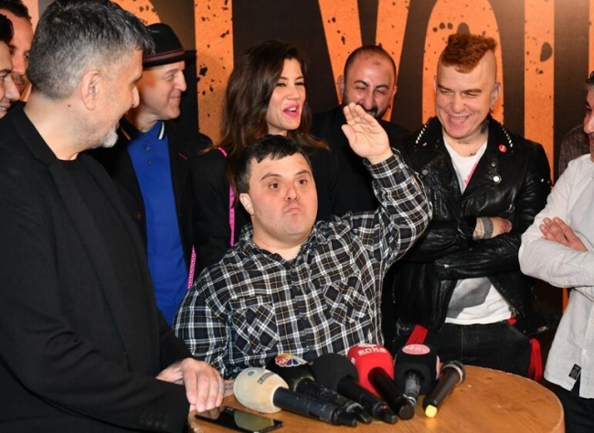 'Kendi Yolumda' filminin galasına ünlüler akın etti!