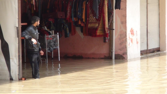 Ev ve iş yerlerini su bastı: Sel can aldı