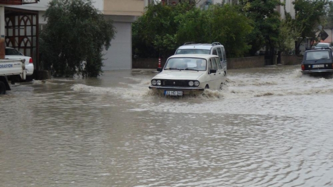 Ev ve iş yerlerini su bastı: Sel can aldı