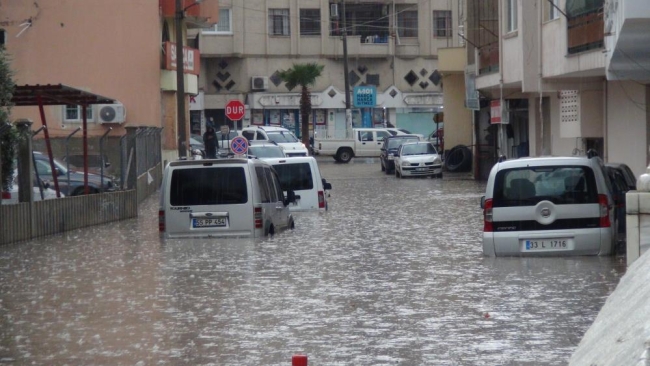 Ev ve iş yerlerini su bastı: Sel can aldı