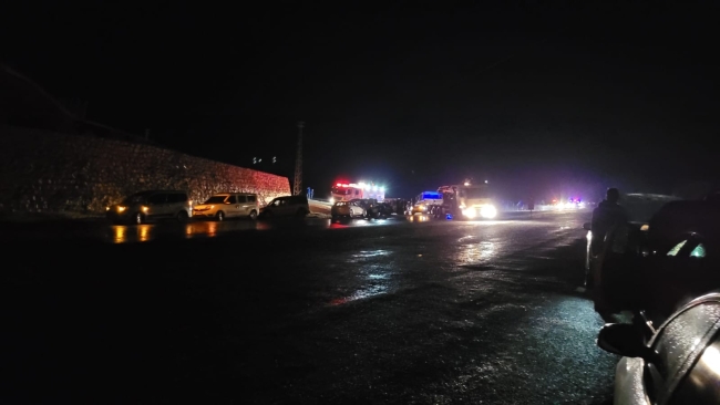 Polis aracı kaza yaptı: 17 hafif yaralı
