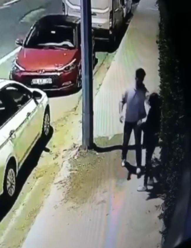 Genç kıza sokak ortasında şiddet