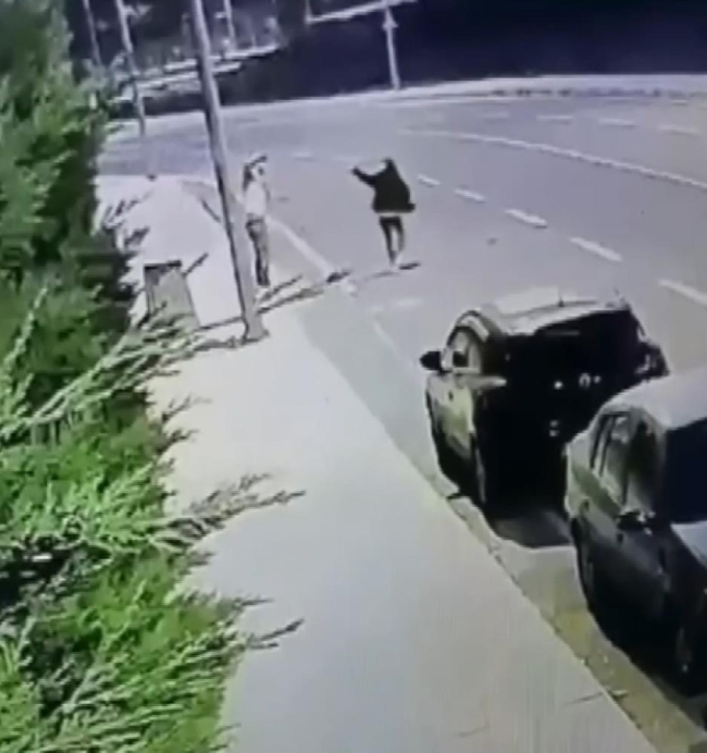 Genç kıza sokak ortasında şiddet