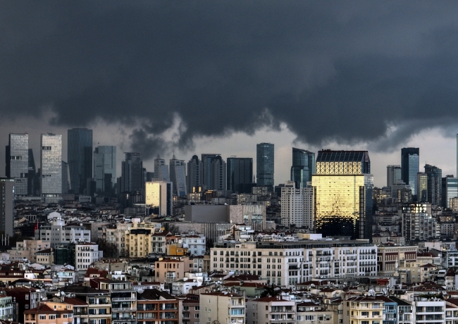 Kara bulutlar şehrin üzerini kapladı