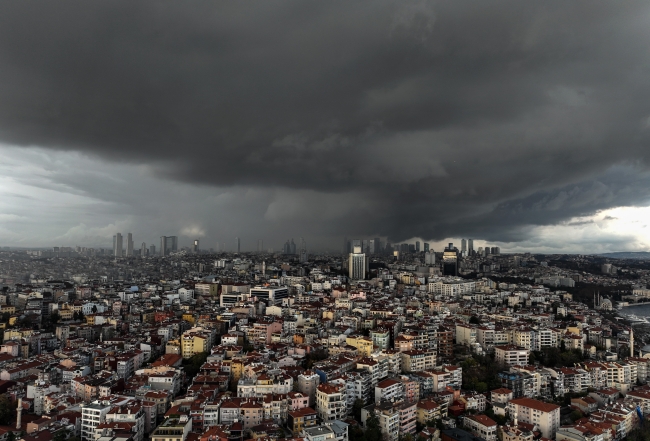 Kara bulutlar şehrin üzerini kapladı