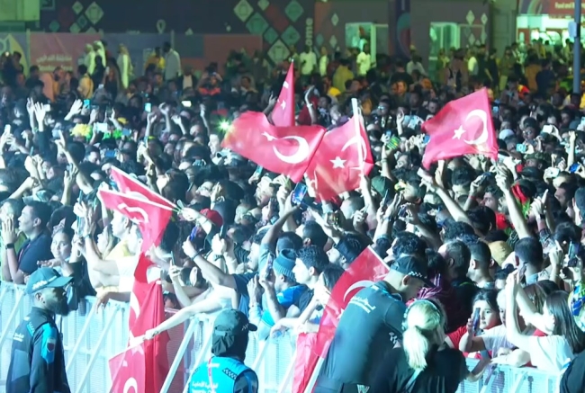 Şarkıcı Zeynep Bastık Katar'ı coşturdu