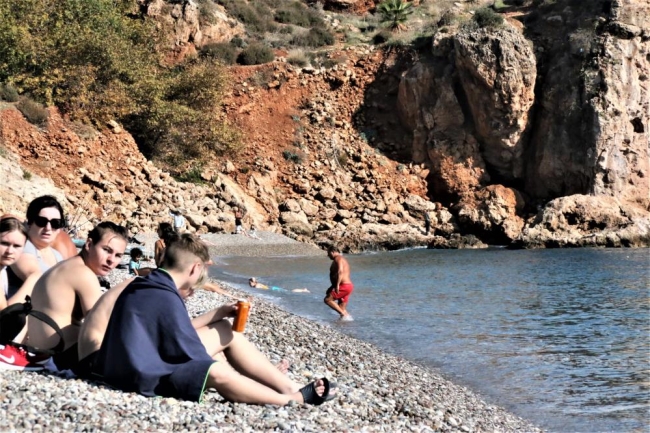 Birçok ilde kar yağışı sürerken, kıskandıran yaz havası mest etti