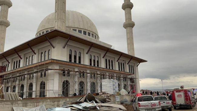 Cami külliyesi çöktü: 2'si ağır, 14 yaralı