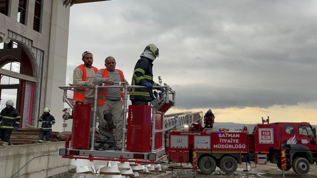 Cami külliyesi çöktü: 2'si ağır, 14 yaralı