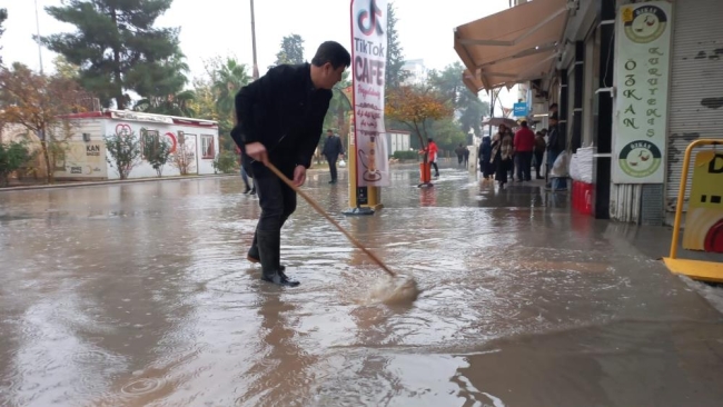 Göle dönen caddeye esnaf olta attı