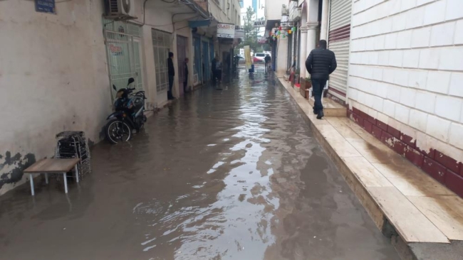 Göle dönen caddeye esnaf olta attı