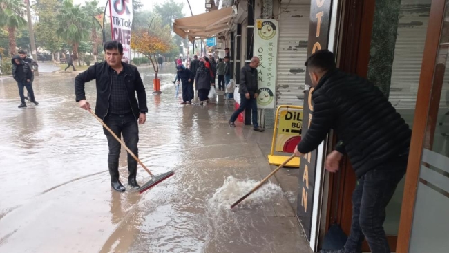 Göle dönen caddeye esnaf olta attı