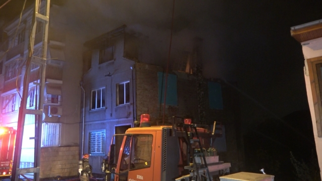 Üç katlı müstakil ev alevlere teslim oldu