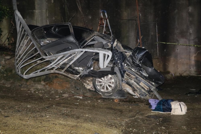 Bariyerlere çarpan araç 5 kişiden 2'sini hayattan kopardı