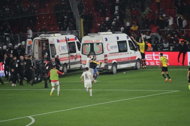 İzmir derbisinde korkutan anlar
