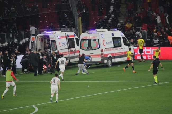 İzmir derbisinde korkutan anlar
