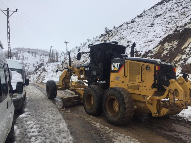 Kar yağışı köy yollarını ulaşıma kapattı