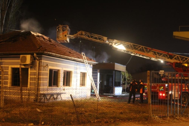 Bekçi kulübesi alevlere teslim oldu