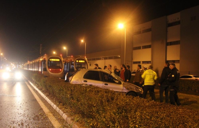 Yürekler ağza geldi: Otomobil tramvay yoluna girdi...