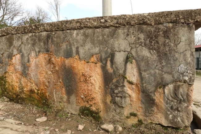 Medusa başı ve motifli lahit, köyün çeşmesi oldu