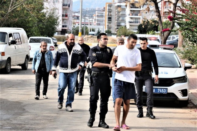 Annesini dışarı atıp, evi yaktı