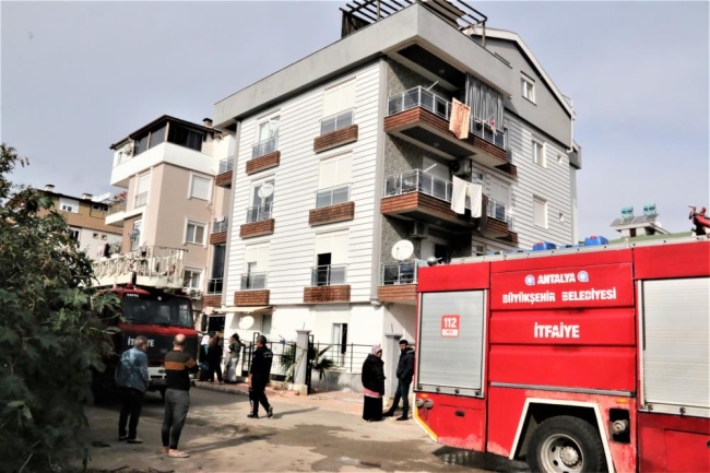 Annesini dışarı atıp, evi yaktı
