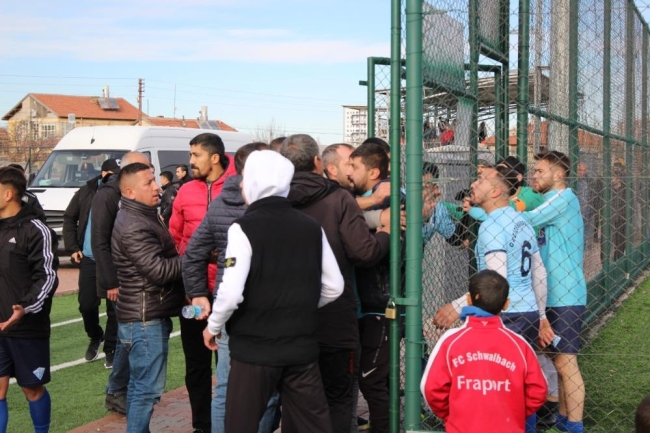 Korner bayrağı direği ile rakibe saldırma vakası yeniden yaşandı!
