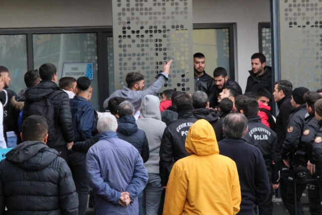 Korner bayrağı direği ile rakibe saldırma vakası yeniden yaşandı!