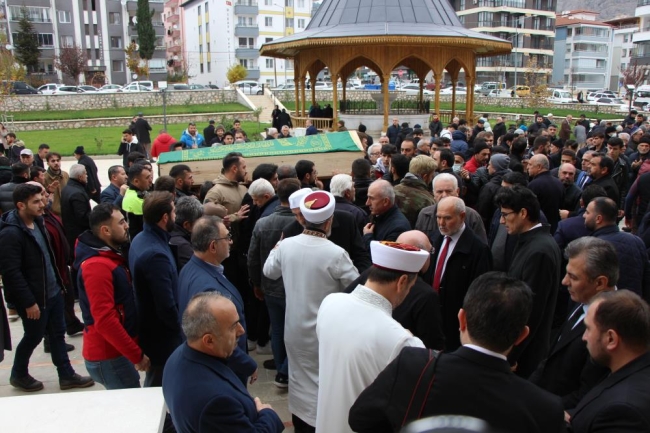 Babanın en acı görevi: Oğlunun cenaze namazını kıldırdı