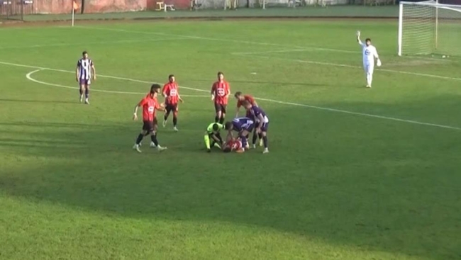 Dili boğazına kaçan futbolcuya ilk müdahale hakemden
