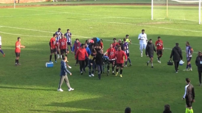 Dili boğazına kaçan futbolcuya ilk müdahale hakemden