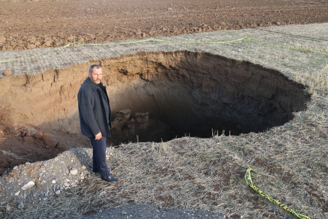 10 metre çapındaki obruk görenleri korkuttu
