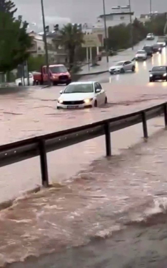 Kaş’ta yoğun yağış hayatı olumsuz etkiledi