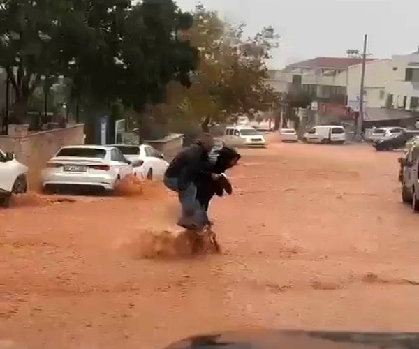 Kaş’ta yoğun yağış hayatı olumsuz etkiledi