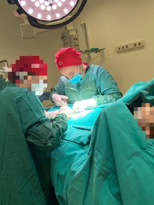'Sahte doktor' inandırıcı olmak için kendi adına çelenk yaptırmış!