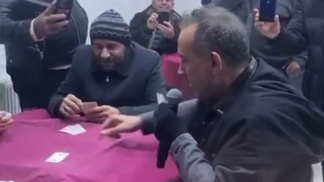 Haluk Levent konsere pişti oynayarak devam etti