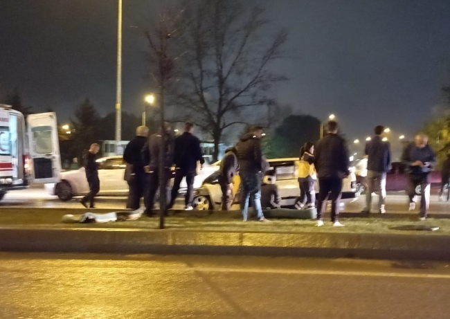 Bursa'da otomobil TIR'a çarptı