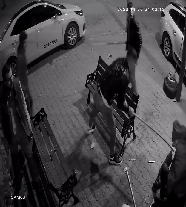 Taksicilere temizlik fırçası ve paspas sopalarıyla saldırı