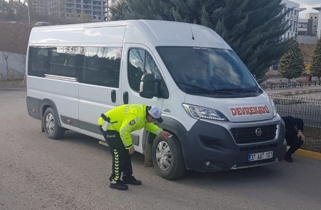 Otobüs terminalinde kış lastiği denetimi