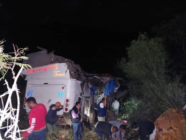 Otobüs uçuruma yuvarlandı: 3 ölü, 36 yaralı