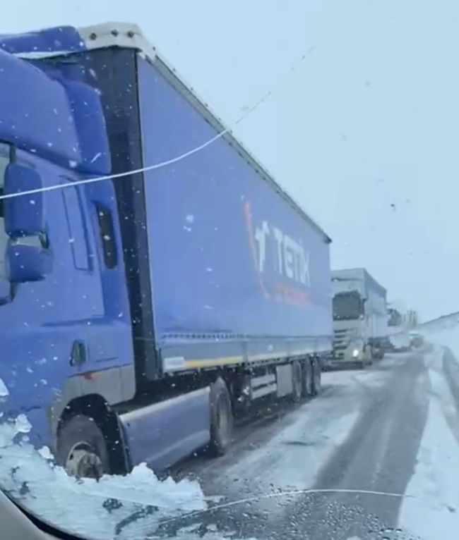 Ulaşıma kar engeli! Araçlar yolda kaldı