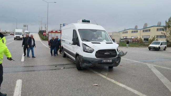 Bursa'da minibüs ile otomobil çarpıştı