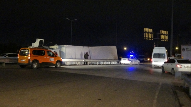 Virajı alamayan kağıt yüklü TIR devrildi