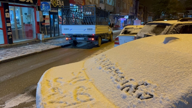 Yoğun kar yağışı kenti beyaza bürüdü