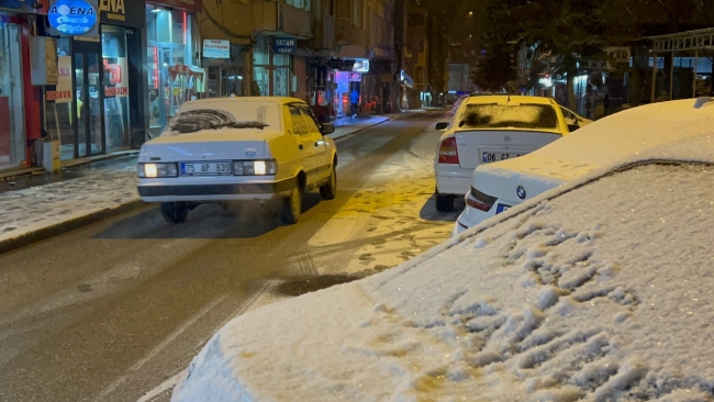 Yoğun kar yağışı kenti beyaza bürüdü